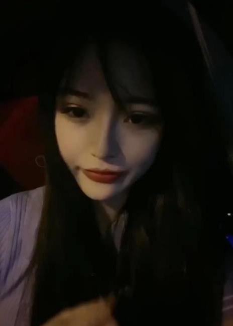 18岁小嫩妹可 she~吻